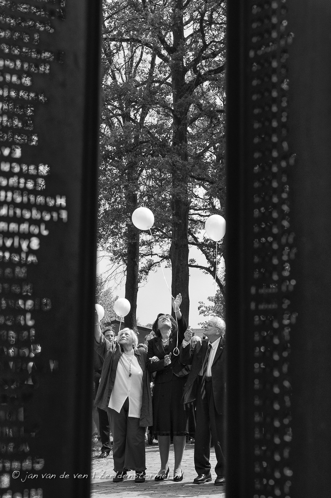 5 juni 2011 - jules schelvis laat samen met tweede-kamervoorzitter gerdi verbeet (midden) en oud-gevangene lotty huffener witte ballonen op bij de jaarlijkse herdenking van het kindertransport van kamp vught (6 en 7 juni 1943).
