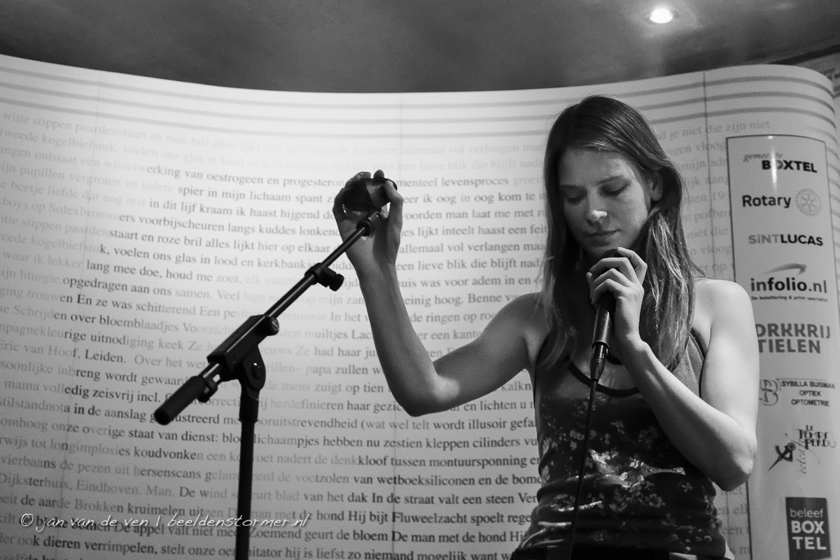 zangeres iris penning trad op tussen de verrichtingen van de bedrijvers der poëzie